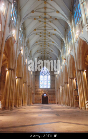 Blick vom östlichen Ende des Kirchenschiffs des York Minsters in Richtung des Großen Westfensters, ohne Stühle gesehen, die den Marmorboden freilegen. York, Großbritannien. Stockfoto