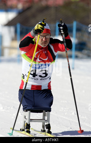 Robert Wator Polens konkurriert in der Mens Cross Country Skiing 5km sitzen Stockfoto