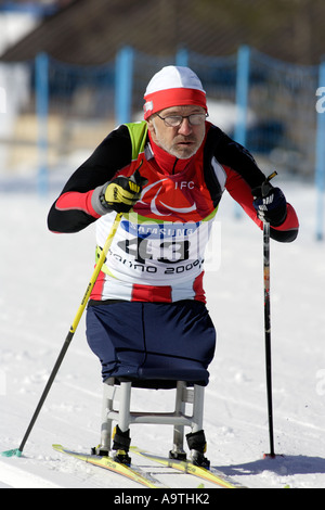 Robert Wator Polens konkurriert in der Mens Cross Country Skiing 5km sitzen Stockfoto