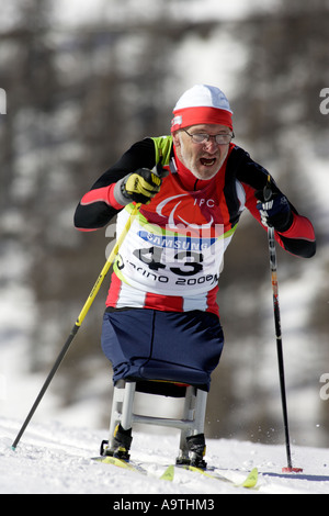 Robert Wator Polens konkurriert in der Mens Cross Country Skiing 5km sitzen Stockfoto