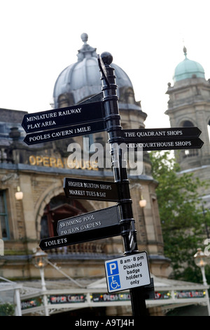 Zeichen in der Nähe von Buxton Opera House, Buxton, Derbyshire, England Stockfoto