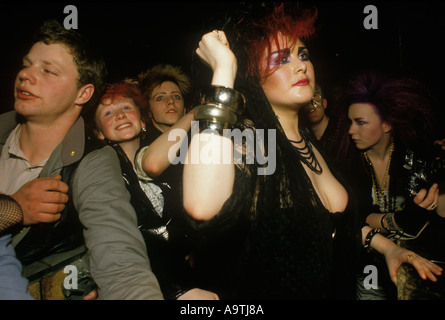 Britische Popkonzert der 1980er Jahre, Rockfans bei einem Sigue Sigue Sputnik Auftritt. Neue Fans von romantischen Mädchen vor der Bühne. England 1986 HOMER SYKES Stockfoto