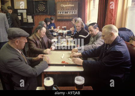 Arbeiterinnen und ArbeiterInnen sprechen über Bier bei einem Spiel der Dominosteine Yorkshire England um die 1985 1980er Jahre UK HOMER SYKES Stockfoto