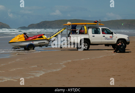 Rettungsschwimmer am Strand von Perranporth Stockfoto