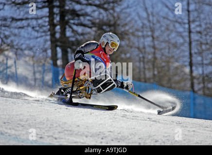 Tatsuko Aoki LW10-2 von Japan im Wettbewerb Damen Alpin Skifahren Super G sitzen Stockfoto