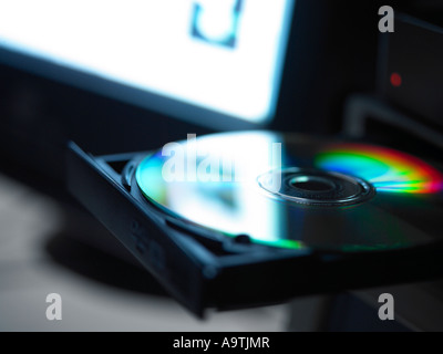 CD in das Fach des einen dvd-Player auf dem Computer zu sitzen Stockfoto