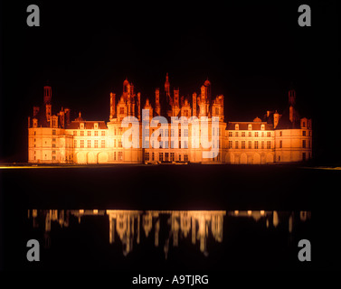 SCHLOSS CHAMBORD SPIEGELT SICH IN CLOSSON FLUSS GRABEN LOIR ET CHER FRANKREICH Stockfoto