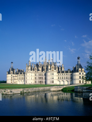 SCHLOSS CHAMBORD SPIEGELT SICH IN CLOSSON FLUSS GRABEN LOIR ET CHER FRANKREICH Stockfoto