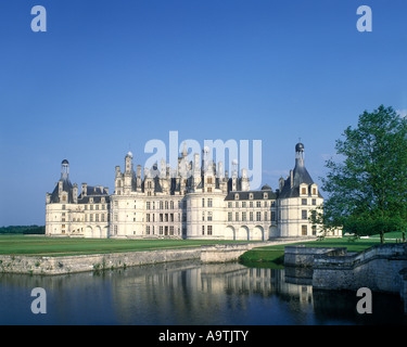 SCHLOSS CHAMBORD SPIEGELT SICH IN CLOSSON FLUSS GRABEN LOIR ET CHER FRANKREICH Stockfoto