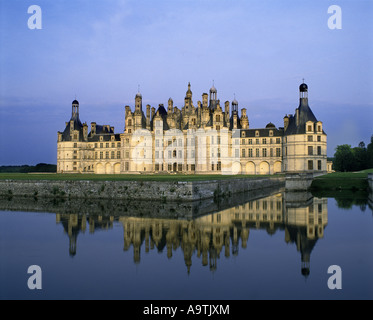 SCHLOSS CHAMBORD SPIEGELT SICH IN CLOSSON FLUSS GRABEN LOIR ET CHER FRANKREICH Stockfoto