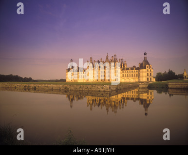 SCHLOSS CHAMBORD SPIEGELT SICH IN CLOSSON FLUSS GRABEN LOIR ET CHER FRANKREICH Stockfoto