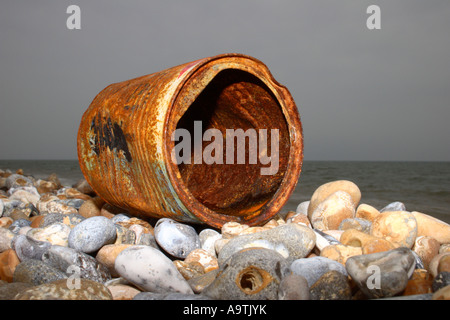 Alte rostige kann am Strand. Stockfoto