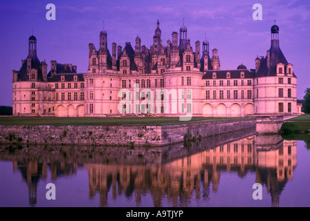 SCHLOSS CHAMBORD SPIEGELT SICH IN CLOSSON FLUSS GRABEN LOIR ET CHER FRANKREICH Stockfoto