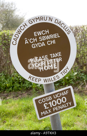 Halten Sie Wales ordentlich und bitte nehmen Sie Ihr Wurf Haus Zeichen in einer Layby in der Nähe von Talgarth Wales UK Stockfoto