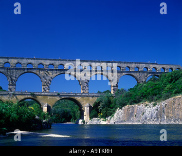 RÖMISCHER AQUÄDUKT PONT DU GARD NIMES LANGUEDOC FRANKREICH Stockfoto