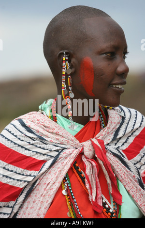 Masai-Frau in traditioneller Tracht dekoriert Stockfoto