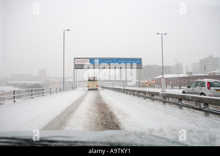 Fahrt über die Kingston Bridge in Glasgow bei starkem Schneefall Stockfoto