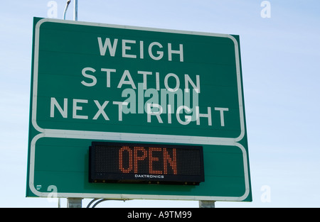 Stock Foto von Wiegen station Nächste rechts Zeichen auf zwischenstaatlichen USA Stockfoto