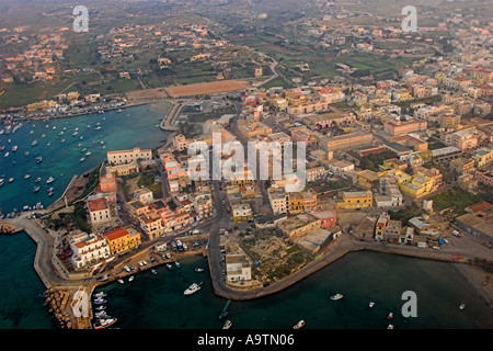 Lampedusa aus der Luft in der Dämmerung kurz nach dem Start Stockfoto