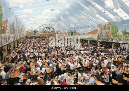 Blick hinunter auf Menschen in einer vollen Bierzelt auf dem Oktoberfest in München Stockfoto