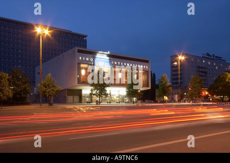 Berlin Karl Marx Allee Kino International in der Nacht Stockfoto