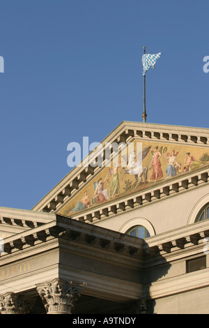 Bayerische Flagge auf dem Dach der Oper vor einem sonnigen blauen Himmel in München, Deutschland Stockfoto