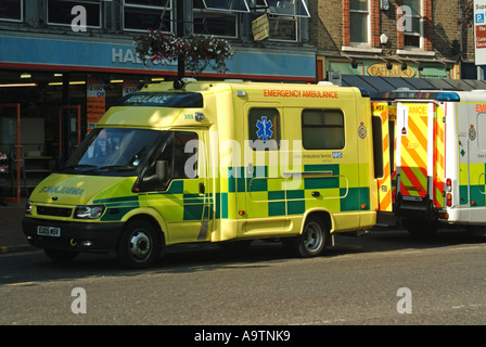 Brentwood High Street paar Krankenwagen geparkt, Rücken an Rücken an einem Vorfall Stockfoto