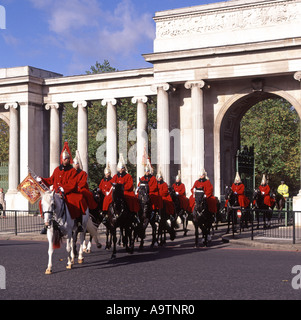 Hyde Park Corner Household Cavalry Life Guards weiße Federn leitender Offizier roter Federn des Blues- und Royals-Regiments auf dem Weg zum Wachwechsel London UK Stockfoto