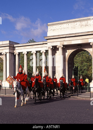 Hyde Park Corner Geschwader von der der Haushalt Kavallerie montiert Regiment The Life Guards unterwegs auf veränderte Wachdienst Stockfoto