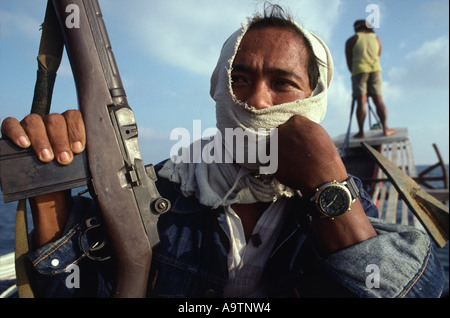 Piratenkapitän Ronnie trägt eine Uhr, die er auf einer RAID-Stahl. Er arbeitet in der South China Seas mit seiner Crew von 5. Stockfoto