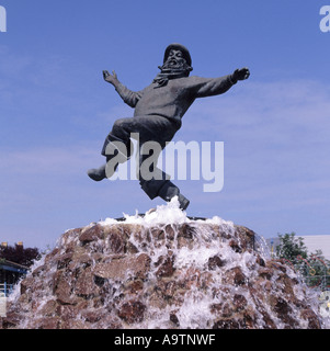 Jolly Fisherman Statue & Springbrunnen in Compass Gardens Skegness vom Eisenbahnwerbeposter, auf dem Zugfahrten zu diesem Küstenort England UK angeboten werden Stockfoto