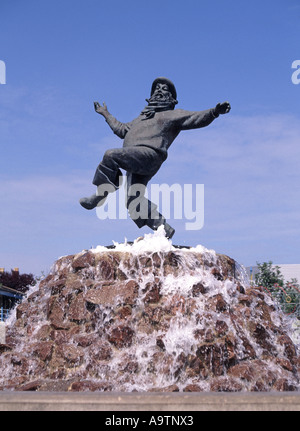 Jolly Fisherman Statue & Springbrunnen in Compass Gardens Skegness vom Eisenbahnwerbeposter, auf dem Zugfahrten zu diesem Küstenort England UK angeboten werden Stockfoto