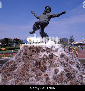 Jolly Fisherman Statue & Springbrunnen in Compass Gardens Skegness vom Eisenbahnwerbeposter, auf dem Zugfahrten zu diesem Küstenort England UK angeboten werden Stockfoto