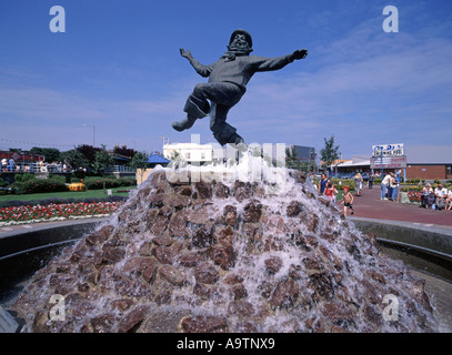 Jolly Fisherman Statue & Springbrunnen in Compass Gardens Skegness vom Eisenbahnwerbeposter, auf dem Zugfahrten zu diesem Küstenort England UK angeboten werden Stockfoto