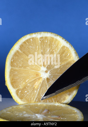 Scharfe Messer und in Scheiben geschnittene Zitrone Stockfoto