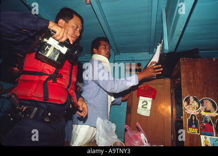 Singapur-Küstenwache auf Anti-Piraterie-Streife Suche verdächtige Versand in ihren Gewässern. Stockfoto