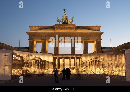 Berlin Paris Platz sprengen historische Plakat des Brandenburger Tors für Jubiläum 60 Jahre nach Ende des zweiten Weltkriegs zerstört Stockfoto