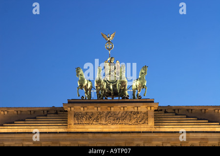 Berlin Paris Platz Brandenburger Tor Quadriga in der Dämmerung Stockfoto