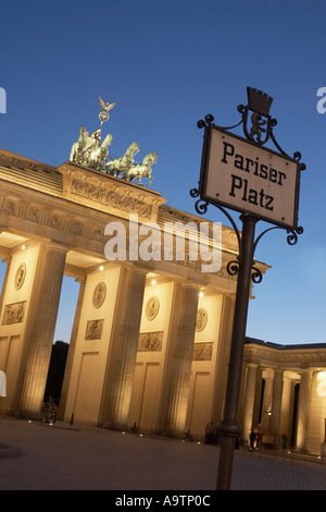 Berlin Paris Platz Brandenburger Tor Quadriga in der Dämmerung Stockfoto