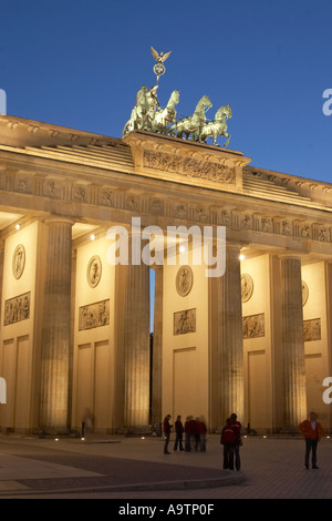 Berlin Paris Platz Brandenburger Tor Quadriga in der Dämmerung Stockfoto