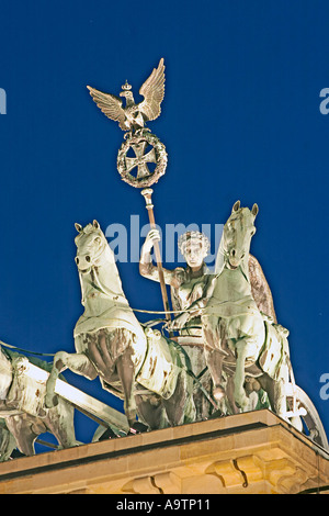 Berlin Brandenburger Tor Quadriga in der Dämmerung Stockfoto