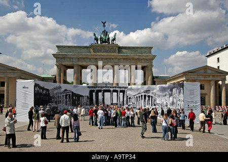 Berlin Brandenburger Tor sprengen Plakat des zerstörten Paris Platz am Ende von Weltkrieg zwei Stockfoto