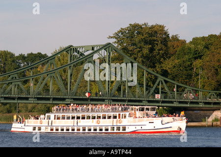 Berlin-Wannsee-Glienicker Brücke Touristenboot Stockfoto