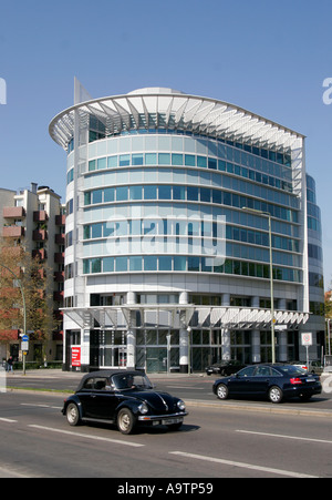 Berlin Kurfürstendamm moderne Architektur VW Käfer cabrio Stockfoto