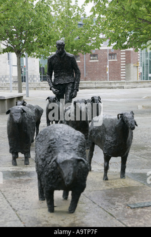 Bronze Skulpturen Schafe auf der Straße von Deborah Brown außerhalb der Belfast Waterfront Hall Stockfoto