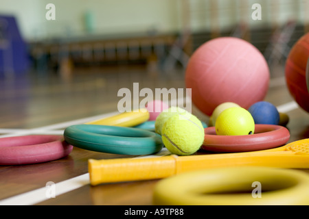 Schule-Gym-Geräten auf dem Boden verstreut Stockfoto