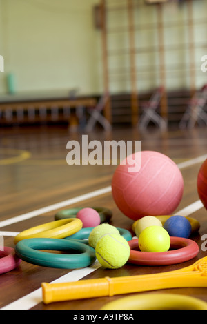 Schule-Gym-Geräten auf dem Boden verstreut Stockfoto