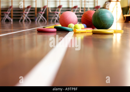 Schule-Gym-Geräten auf dem Boden verstreut Stockfoto