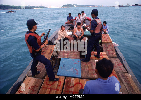 Singapur Singapur Küstenwache Suche verdächtige Versand in ihren Gewässern Stockfoto