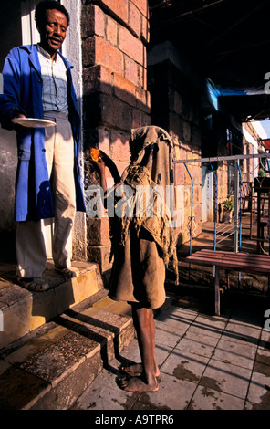 "ÄTHIOPIEN, UNVERMEIDLICHE HUNGERSNOT", DUTZENDE KINDER WURDEN AUF DIE GUMMIHÜNDIN LALIBELA UND ORTSCHAFT ZU BETTELN, 1999 ABGEBROCHEN Stockfoto